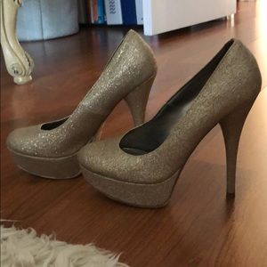 Gold sparkly pumps